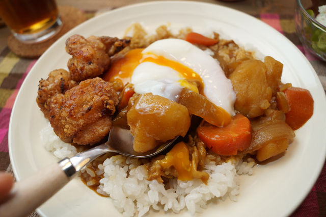 3月のライオン　ビストロ・アニメシ　川本家のカレー　温泉タマゴと唐揚げののったカレーライス　3月のライオンの食べ物の再現　川本家の超おいしいものカレー