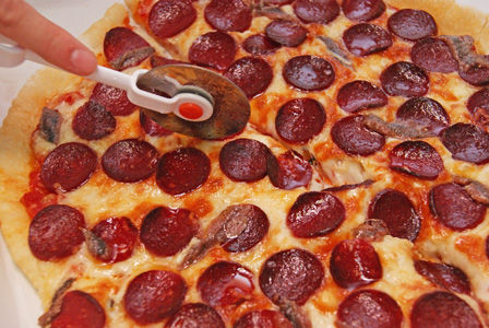 ビストロ・アニメシ ミュータント・タートルズ タートルズのピザ ニューヨークスタイルのピザ ペパロニピザ サラミの乗ったピザ