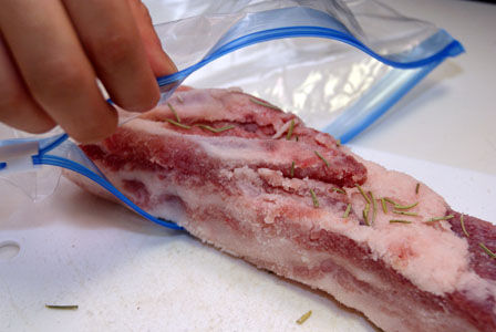 ビストロ・アニメシ ハウルの動く城 マルクルのベーコンエッグ ジップロックとお肉　ベーコンの仕込み