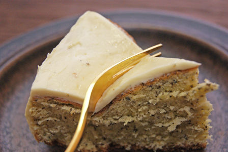 スタジオジブリ　千と千尋の神隠しに出てくるケーキ　銭婆のケーキ　バターケーキの作り方　紅茶ケーキのレシピ　ビストロ・アニメシ