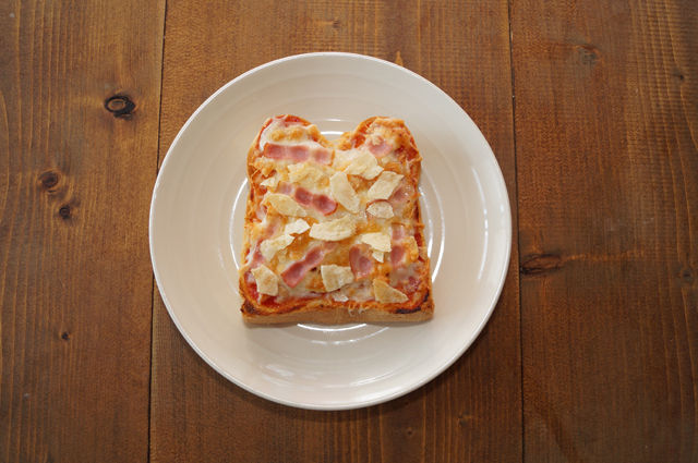 みなみけ　朝のスペシャルメニュー、チーズをたっぷりベーコンピザ、ポテトチップス乗せ　ビストロ・アニメシ