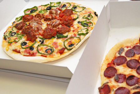 ビストロ・アニメシ ミュータント・タートルズ タートルズのピザ ニューヨークスタイルのピザ ペパロニピザ サラミの乗ったピザ