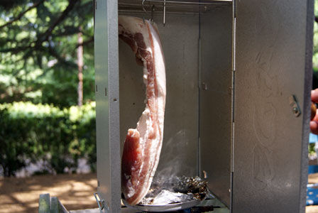 ビストロ・アニメシ ハウルの動く城 マルクルのベーコンエッグ お肉がベローン　間違った吊るし方