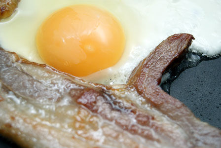 ビストロ・アニメシ ハウルの動く城 ベーコンエッグ 作り方 燻製