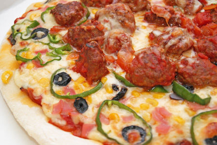 ビストロ・アニメシ ミュータント・タートルズ タートルズのピザ ニューヨークスタイルのピザ ペパロニピザ サラミの乗ったピザ