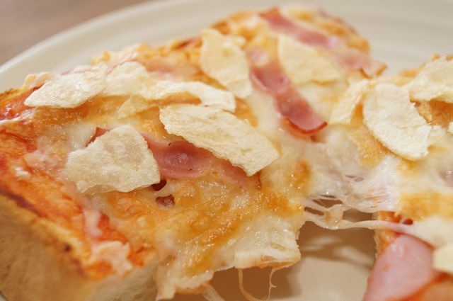 みなみけ　朝のスペシャルメニュー、チーズをたっぷりベーコンピザ、ポテトチップス乗せ　ビストロ・アニメシ