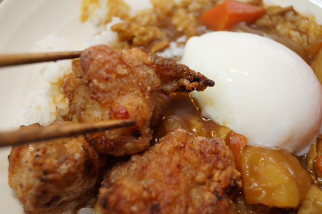 3月のライオン　ビストロ・アニメシ　川本家のカレー　温泉タマゴと唐揚げののったカレーライス　3月のライオンの食べ物の再現　川本家の超おいしいものカレー