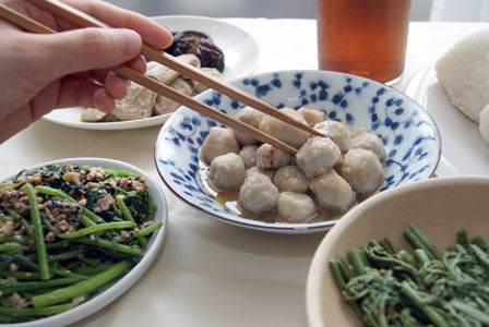 サマーウォーズ　陣内家で食べてるゴハン　ビストロ・アニメシ　日本の夏ごはん　高野豆腐のお煮しめ　塩むすび