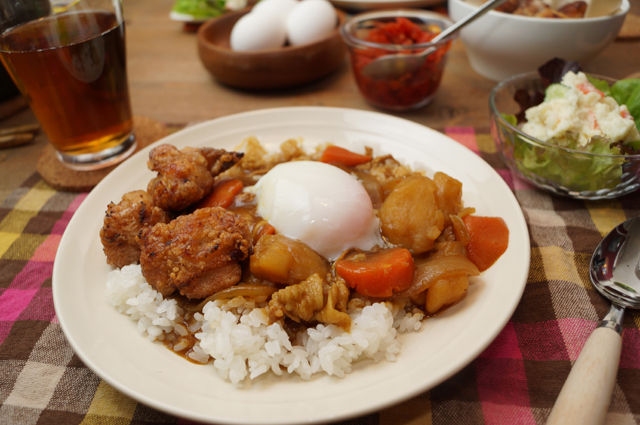 3月のライオン　ビストロ・アニメシ　川本家のカレー　温泉タマゴと唐揚げののったカレーライス　3月のライオンの食べ物の再現　川本家の超おいしいものカレー