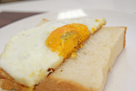 ラピュタパン　目玉焼きトースト　ビストロ・アニメシ