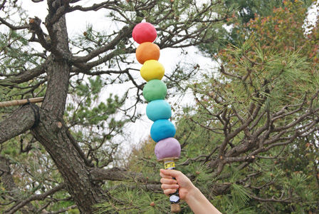 ざんまいざむらい　だんご剣　必笑だんご剣　必笑七色だんご<br />
剣　上新粉で作るお団子　NHK教育テレビ　ビストロ・アニメシ” hspace=”5″ class=”pict”  /><br />
必笑！七色だんご剣の出来上がり！</p>
<p>重くて腕がプルプルと震えて大変です。</p>
<p>このカラフル団子、1つの大きさはゲンコツと同じくらい。<br />
これを敵に投げ入れる行為は、実際に行うと喉に詰まらせるどころの話ではなく危険そうです。</p>
<p>刀に団子を刺すという一見平和な使い方も、実は敵を油断させる為なのでしょうか。<br />
「ぜんまいざむらい‥恐ろしい子！」と思いながらも一口かじると、見た目とは裏腹にしっとりと甘く、優しい味わい。<br />
たとえカラフルになろうと、丹精こめて蒸してこねてをしたお団子は心が和むものです。</p>
<p><img loading=